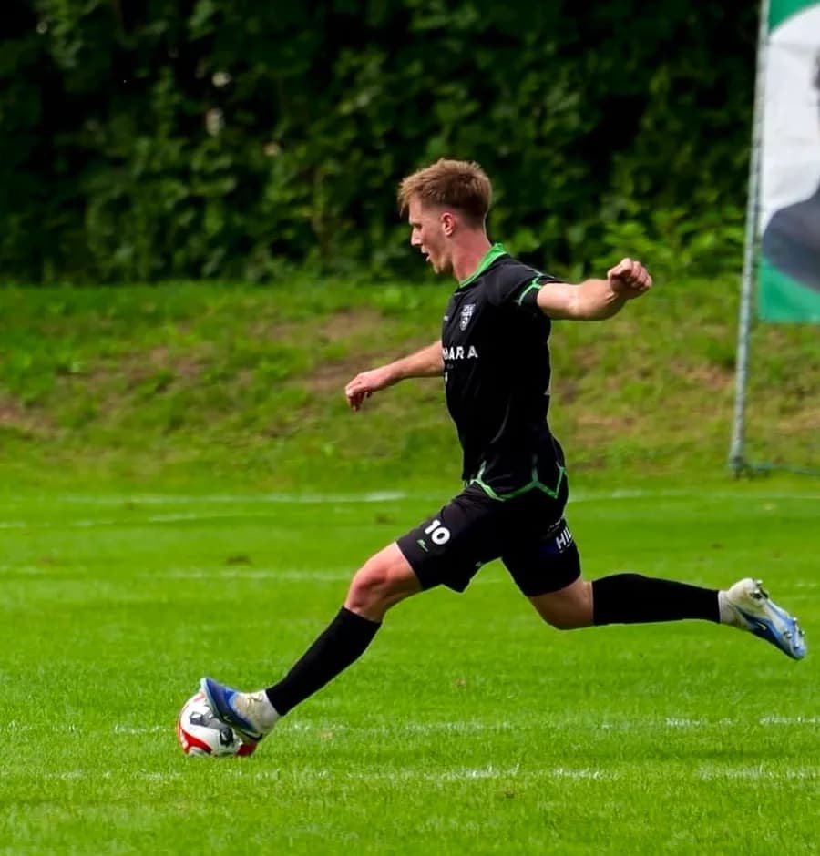 David Hrastnik med nogometno tekmo